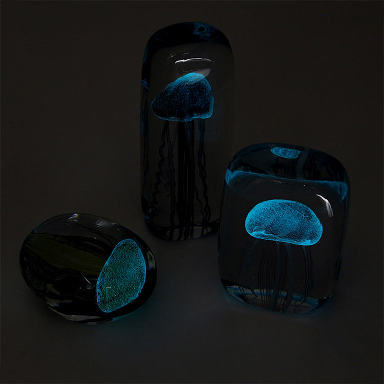 暗いところでは蓄光の光が