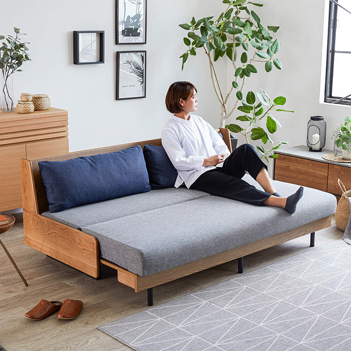 伸長時の状態でソファとして使用できます