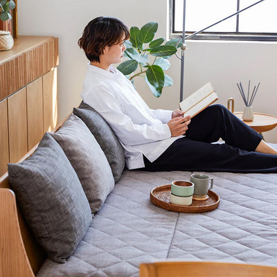 伸縮させれば奥行きのあるソファに