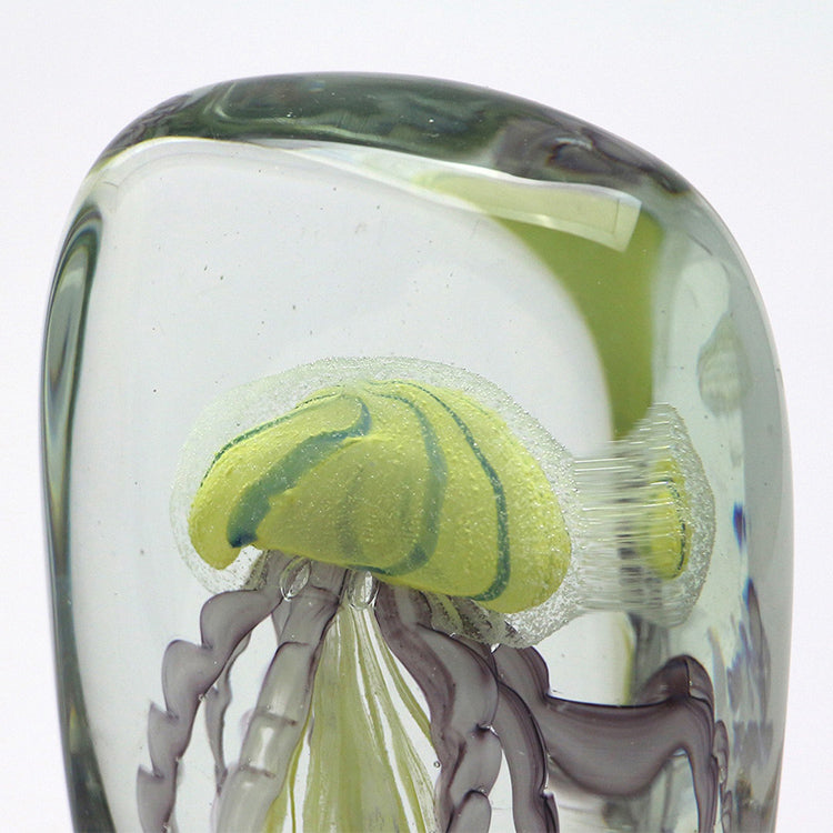 本物のクラゲが閉じ込められたようです