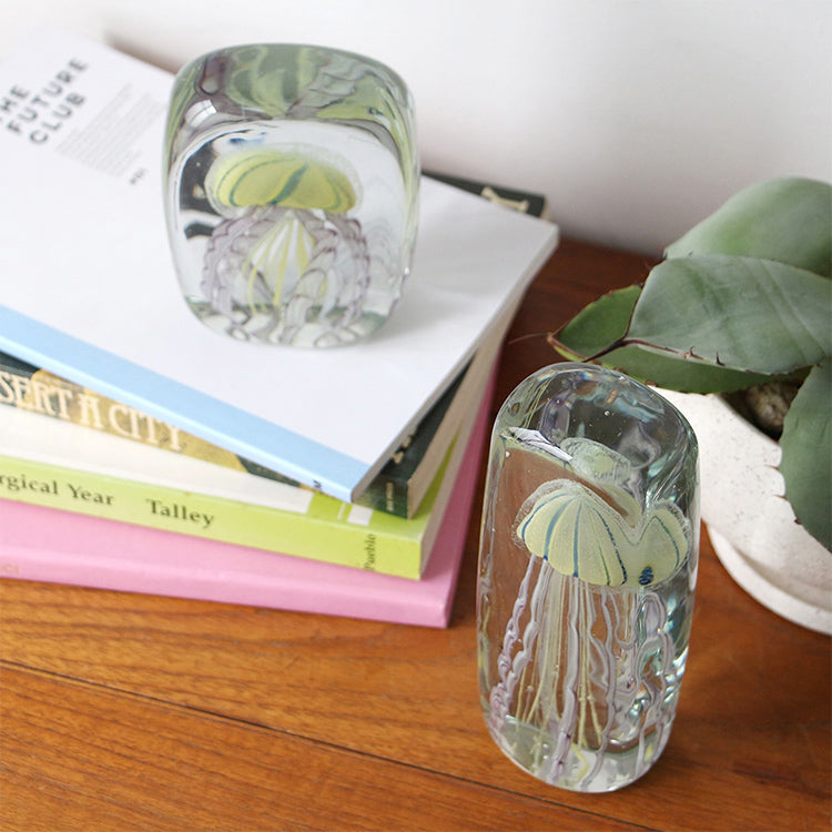 ガラス製でペーパーウェイトにも